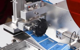 So Sánh Chi Phí: Dán Nhãn Thủ Công vs Máy Tự Động