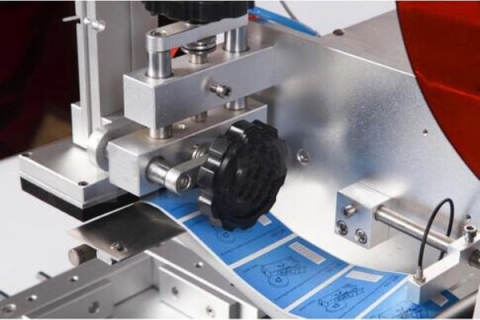 So Sánh Chi Phí: Dán Nhãn Thủ Công vs Máy Tự Động